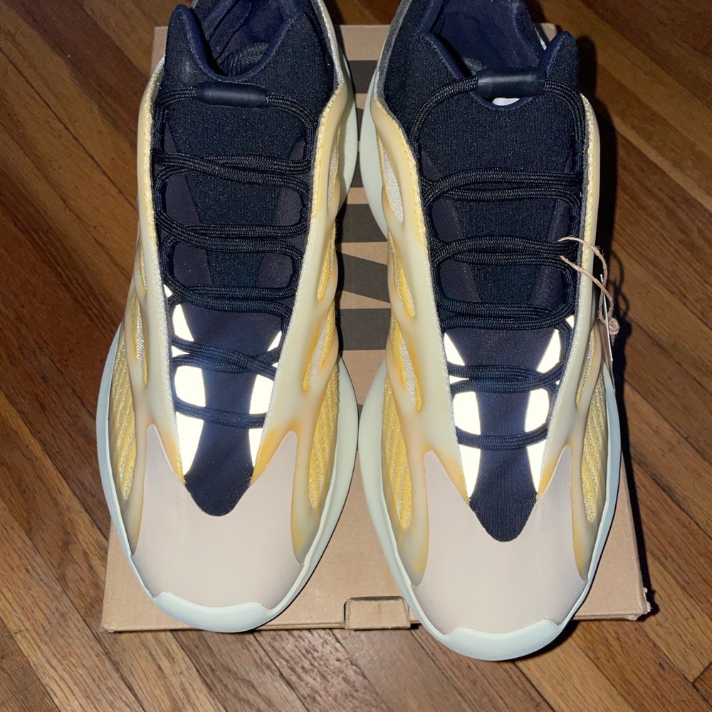 Adidas Yeezy 700 V3 ‘Mono Safflower’ - Picture 3 of 7